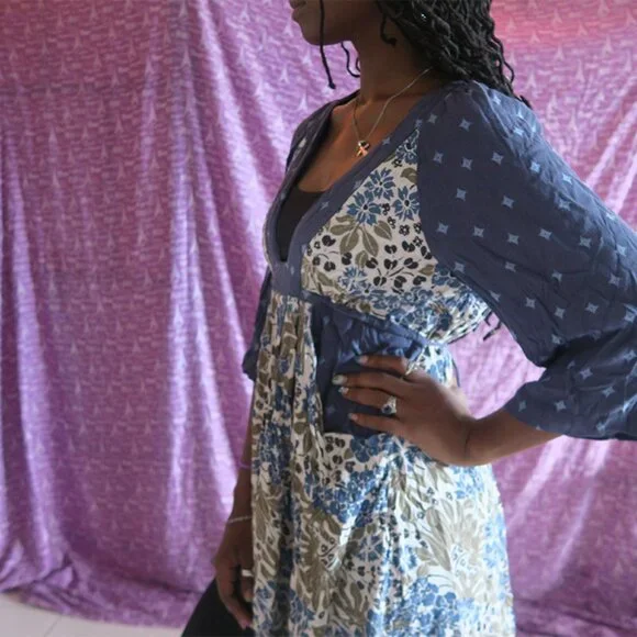 Free People floral deep front pocket v-neck blouse boho in blue, white and olive - Picture 3 of 4